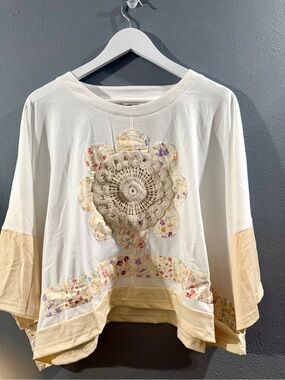 NWOT.Cream Floral Crochet-Appliqué Pullover Shirt